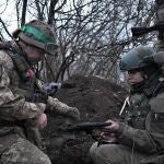 Soldiers of the Ukrainian Volunteer Army hold their positions at the front line near Bakhmut, Donetsk region, on March 11, 2023, amid the Russian invasion of Ukraine. (Photo by Sergey SHESTAK / AFP)