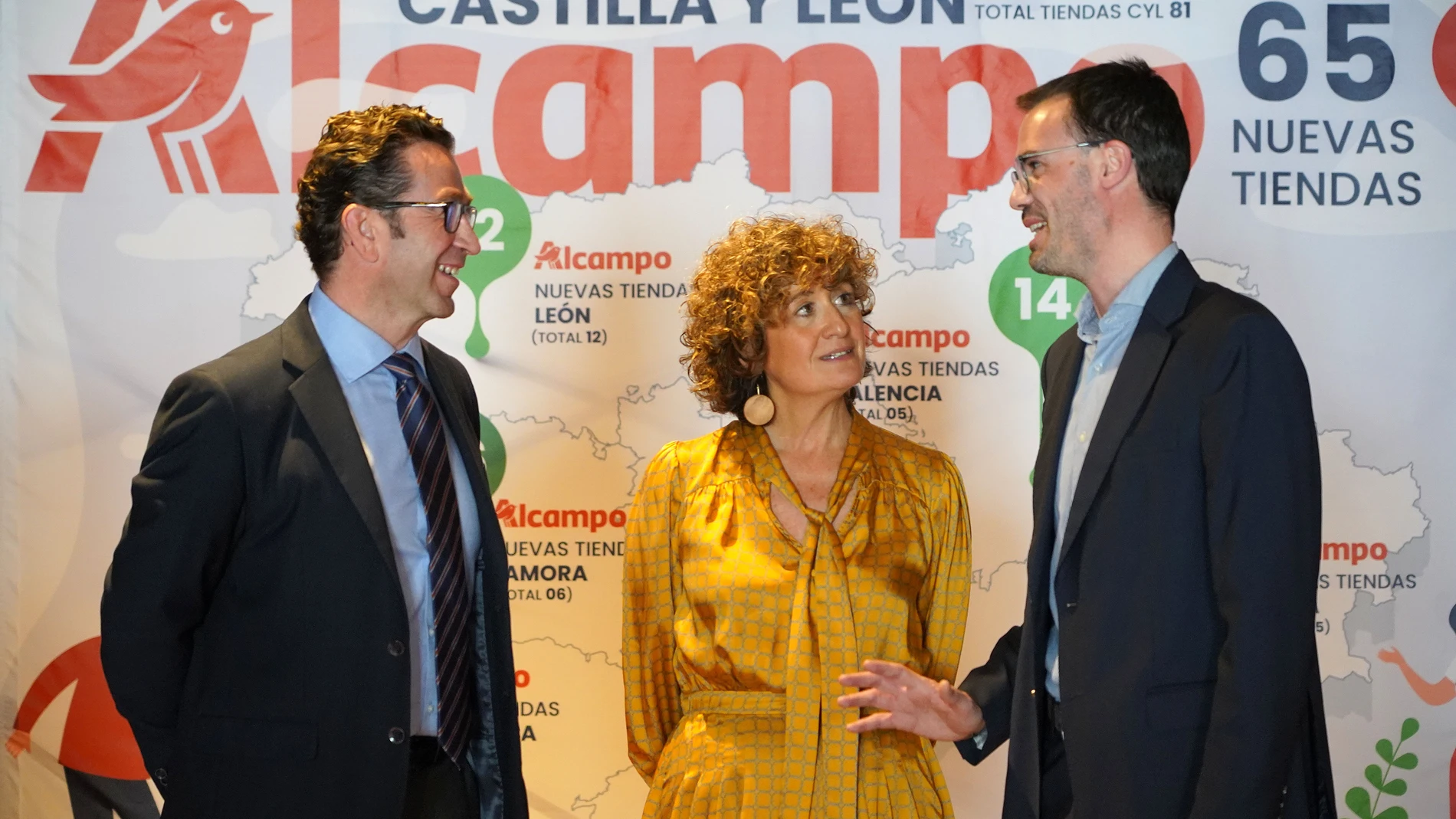 El director territorial de Alcampo en Castilla y León, Jesús López, y la directora de Comunicación Externa, Yolanda Fernández, explican el plan de expansión de la compañía en Castilla y León