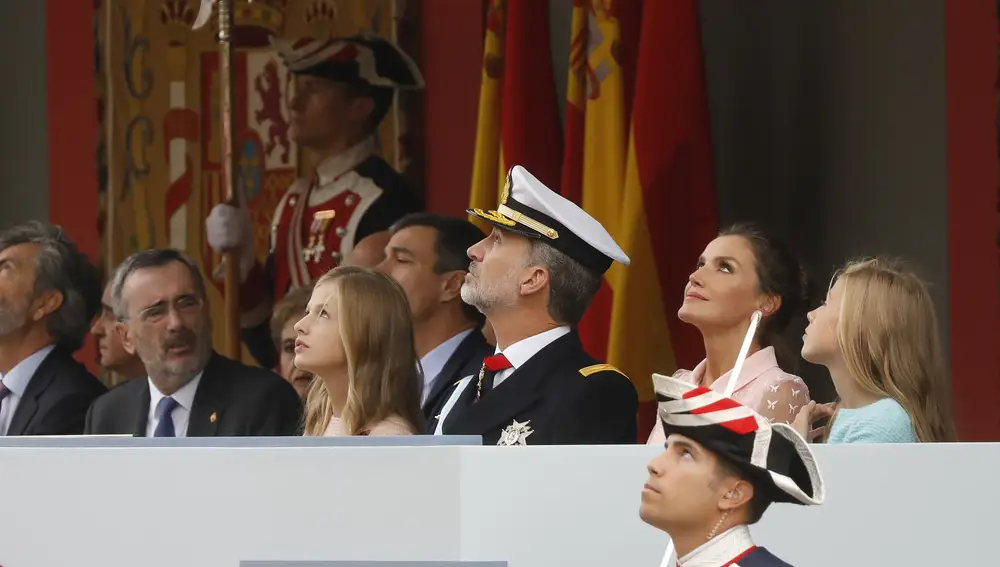 La Princesa Leonor junto a sus padres y su hermana durante un desfile militar