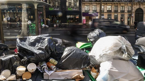 Basura apilada en las calles de París tras días de huelga