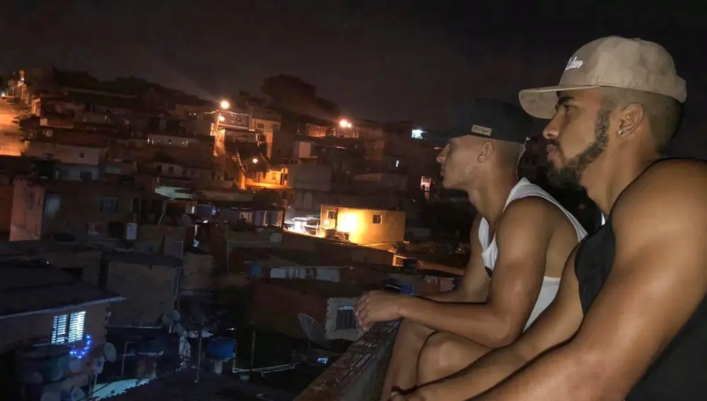 Antony, junto a su hermano Emerson en las favelas