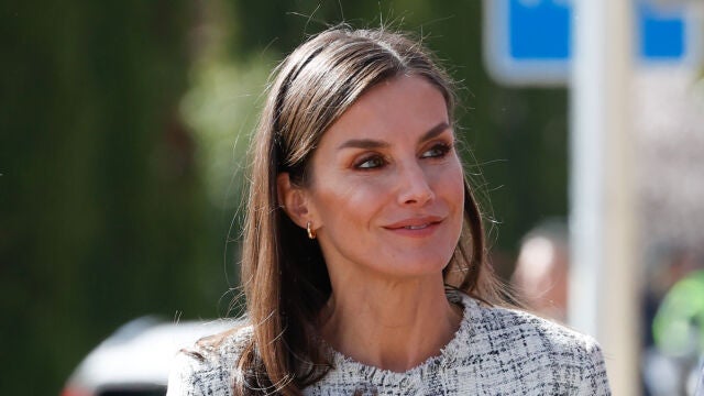 La Reina Letizia ha estrenado la chaqueta de Massimo Dutti.