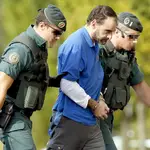 . En la imagen, el detenido Javier Atristain (4i), con las agentes de la Guardia Civil durante el registro. 