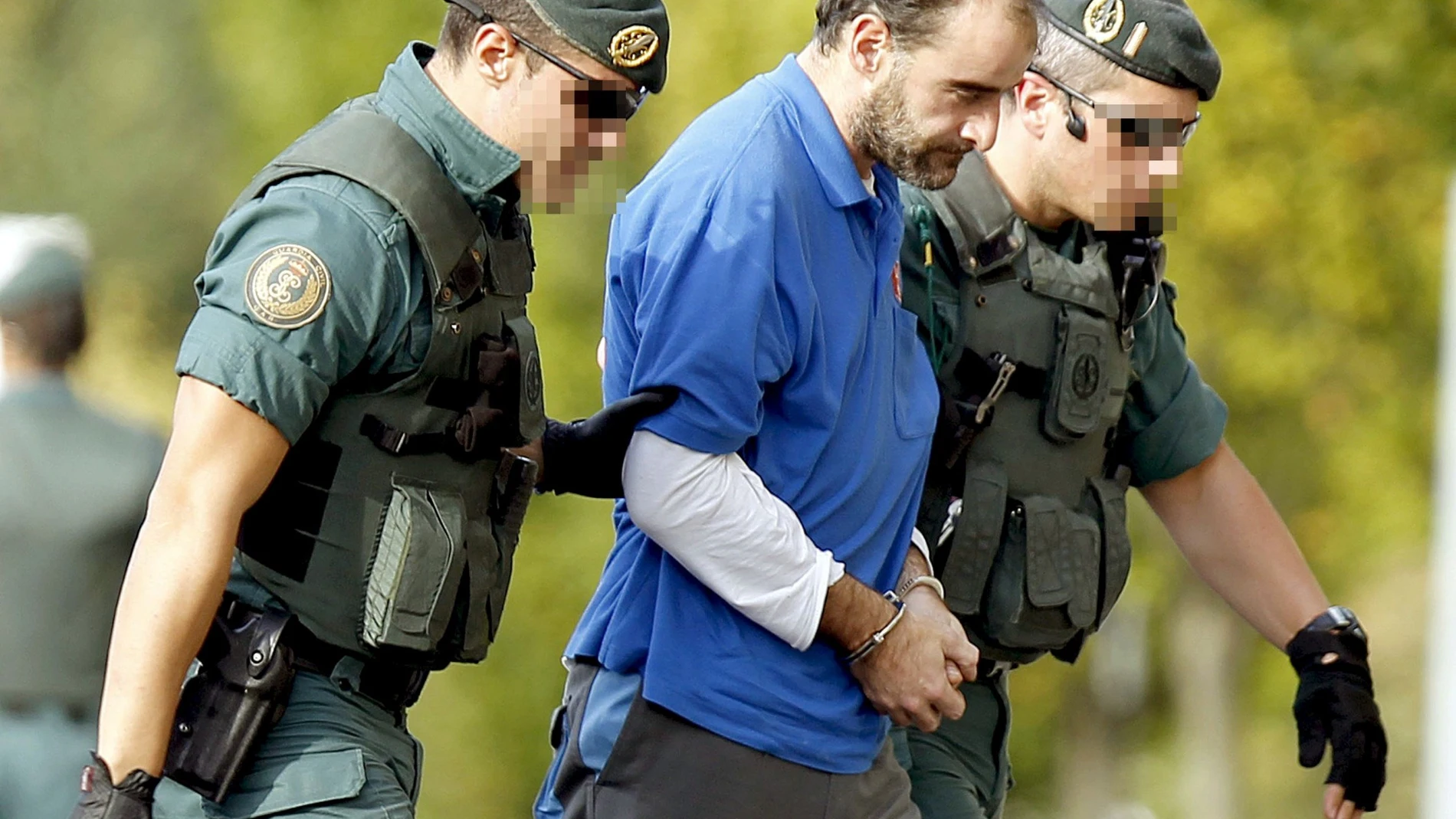 . En la imagen, el detenido Javier Atristain (4i), con las agentes de la Guardia Civil durante el registro. 