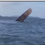 Los GEAS de la Guardia Civil logran reflotar el narcosubmarino de la Ría de Arosa