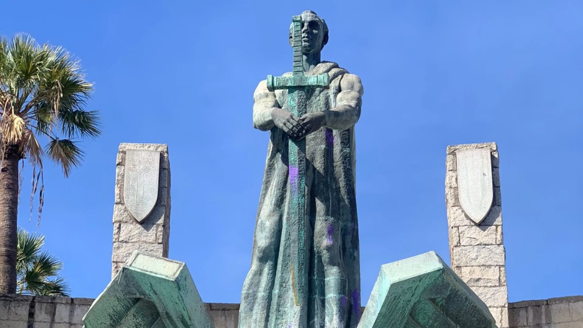 La obra de Ávalos, tras sufrir un ataque con pintura