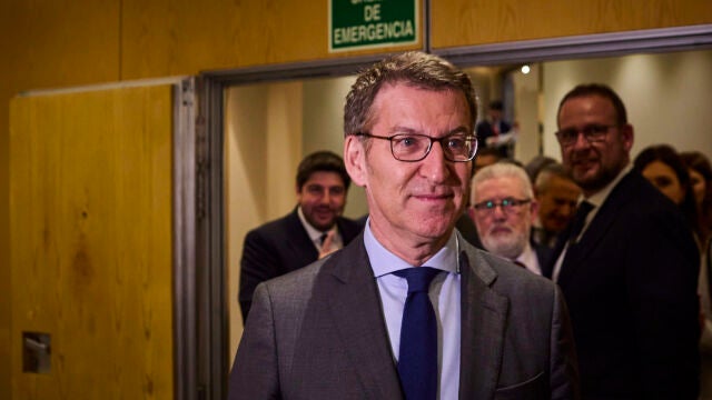 El presidente del PP, Alberto Núñez Feijóo, presenta al presidente de Murcia, Fernando López Miras, durante un