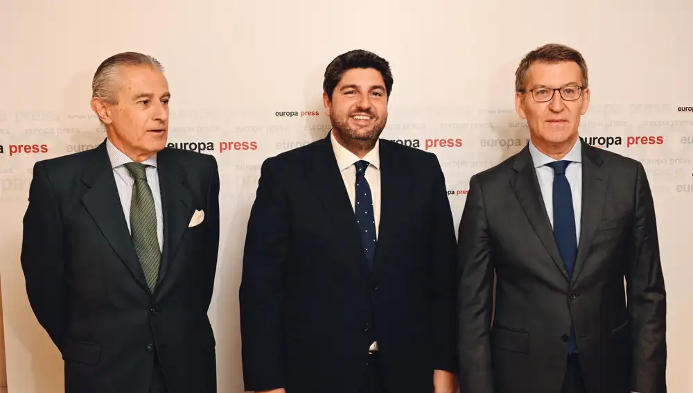 El presidente de la Región de Murcia, Fernando López Miras; el presidente del PP, Alberto Núñez Feijóo y y el presidente de Europa Press, Asís Martín de Cabiedes,