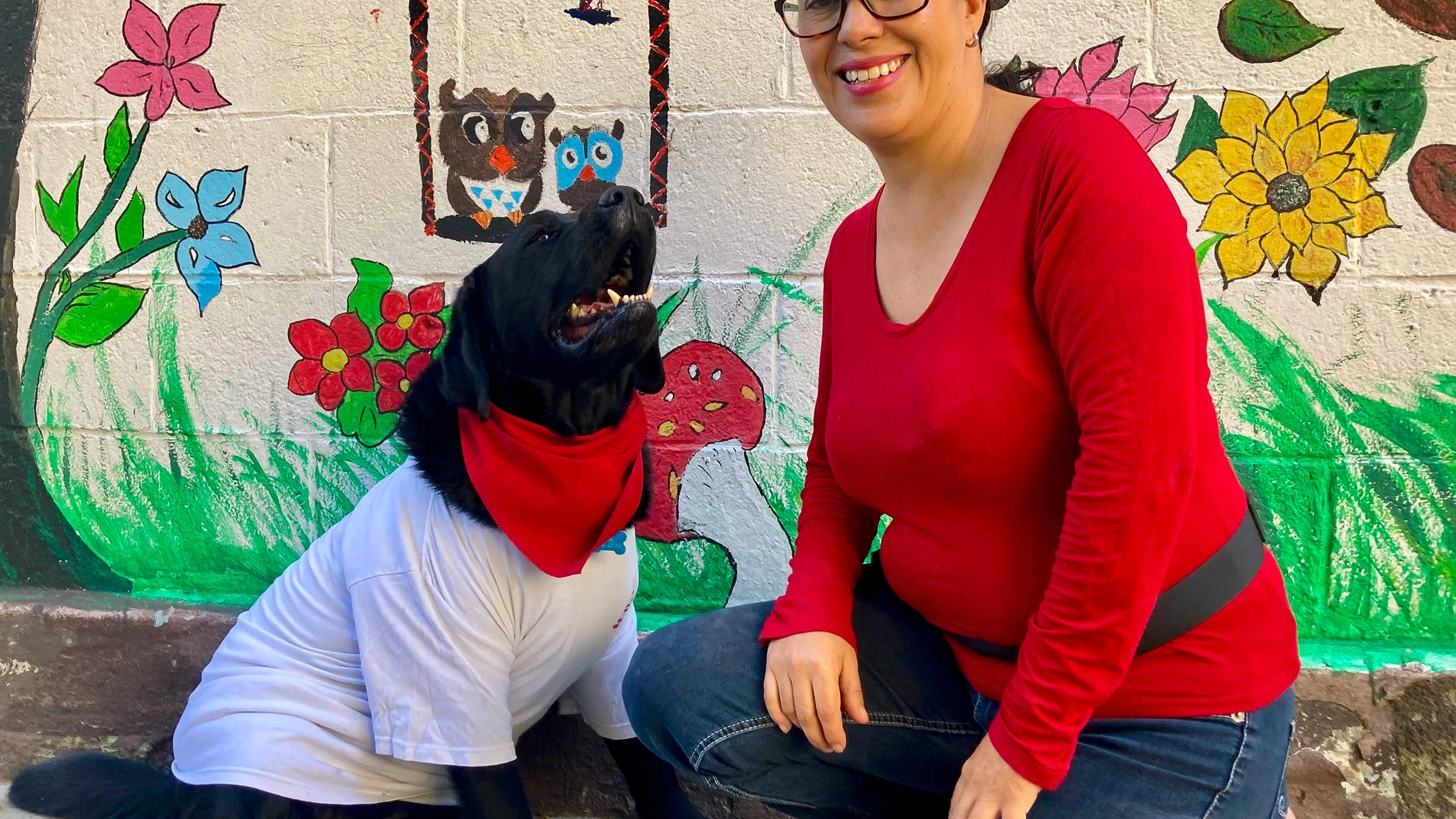 Alicia de la Rosa, psicóloga experta en terapia asistida con perros, y Onnie brindan apoyo psicoterapéutico a víctimas de tortur