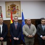 El consejero de Agricultura, Ganadería, y Desarrollo Rural, Gerardo Dueñas, y los presidentes de las comunidades de regantes del Canal de Ines, Teófilo Andrés, y de Velilla de Alcozar (Canal Eza), Ángel Luis Pastor, suscriben el acuerdo