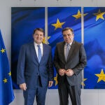 Fernández Mañueco durante su encuentro con Margaritis Schimas en Bruselas