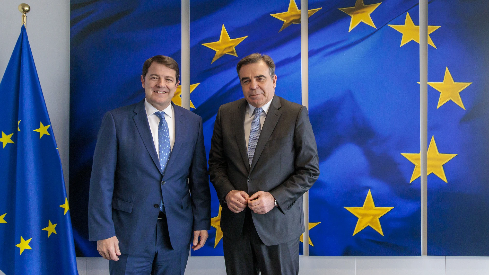 Fernández Mañueco durante su encuentro con Margaritis Schimas en Bruselas