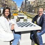 Gómez y Ribó, en una de las mesas para jugar al ajedrez en la calle