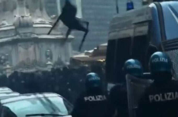 Violencia, peleas y coches de policía en llamas antes del Nápoles-Eintracht de la Champions