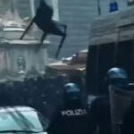 Violencia, peleas y coches de policía en llamas antes del Nápoles-Eintracht de la Champions