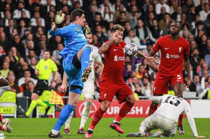 Courtois, ante Firmino en el Real Madrid - Liverpool de Champions