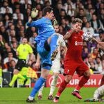 Courtois, ante Firmino en el Real Madrid - Liverpool de Champions