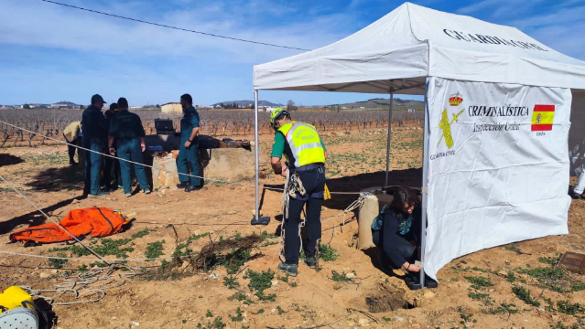 Dispositivo de la Guardia Civil en el pozo de la finca de Valdepeñas