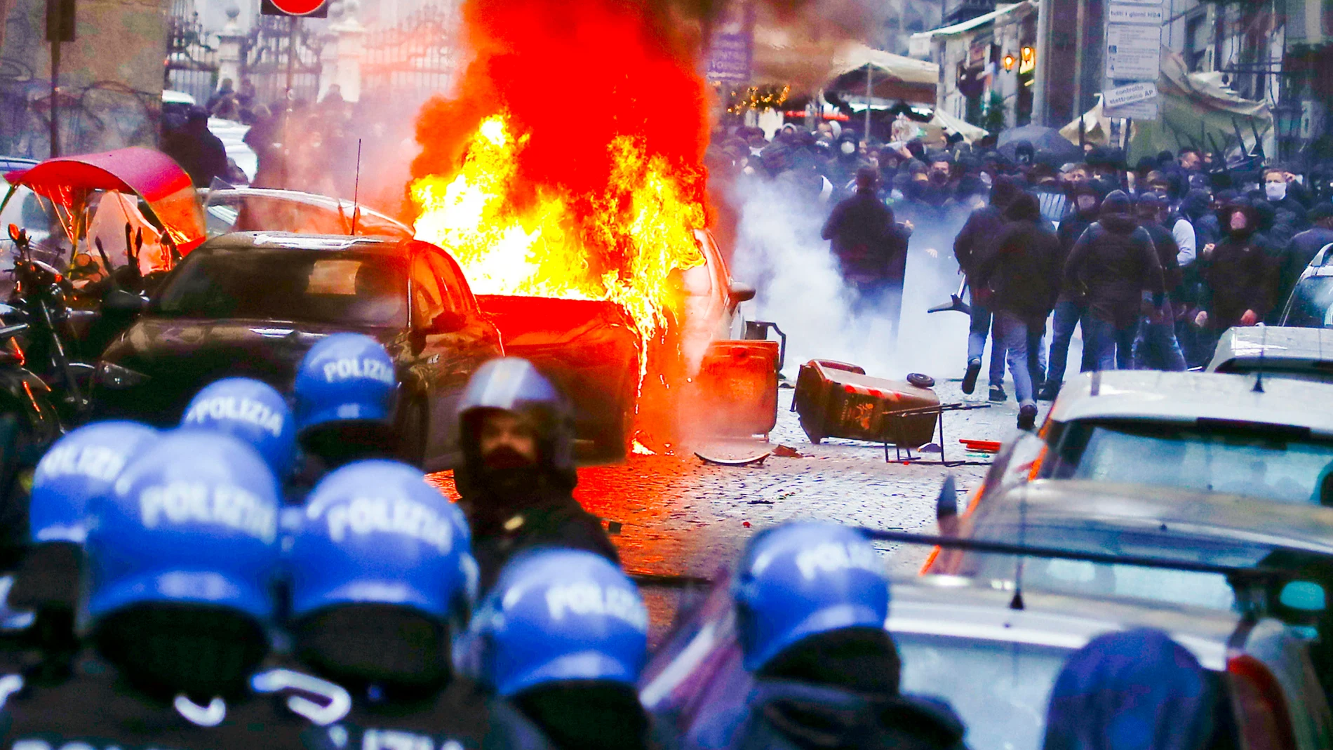 Los ultras del Eintracht se enfrentaron a la policía en Nápoles