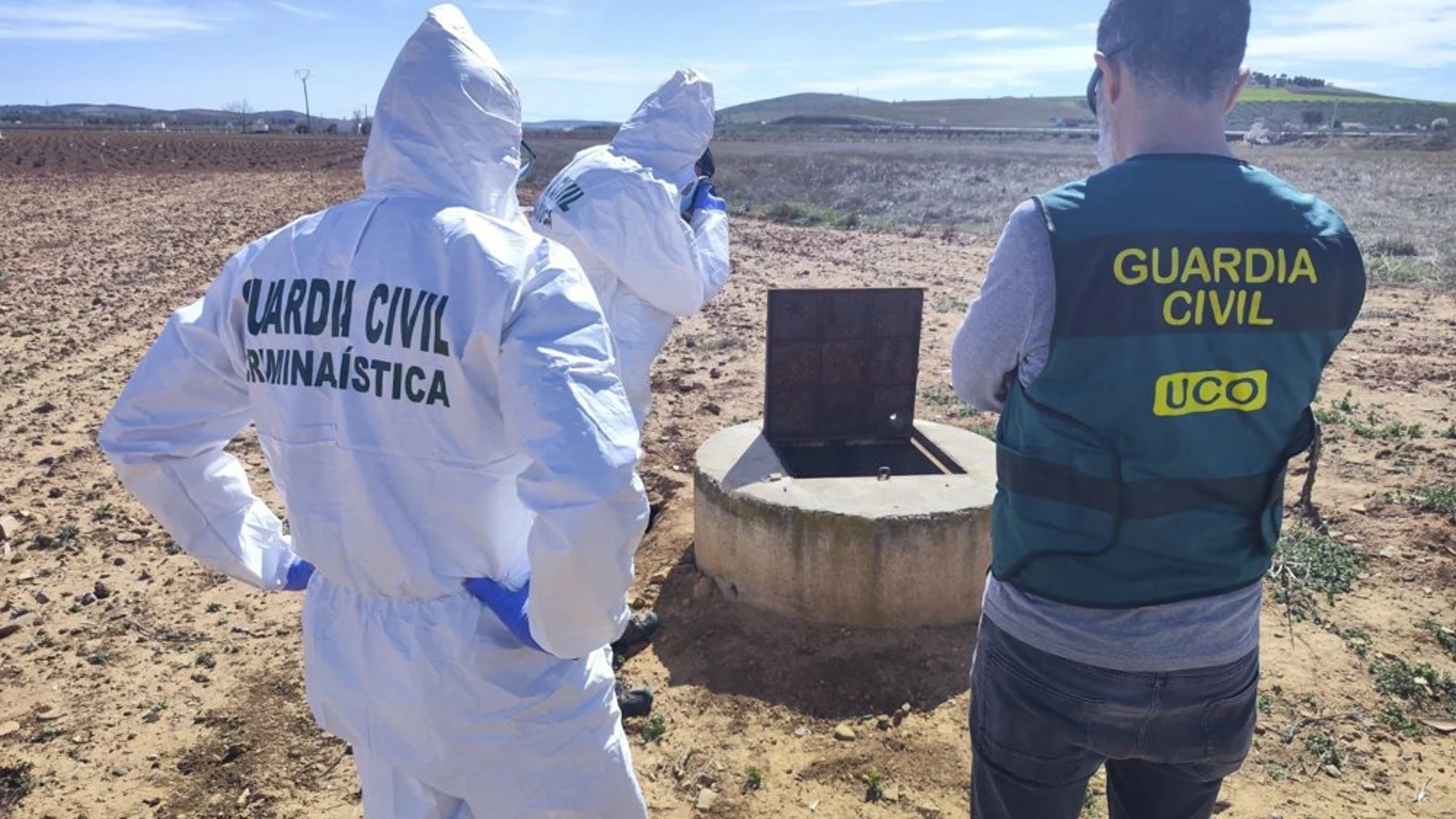 Imagen del pozo donde fue encontrado el cadáver del hombre, y que fue drenado ayer en busca de evidencias