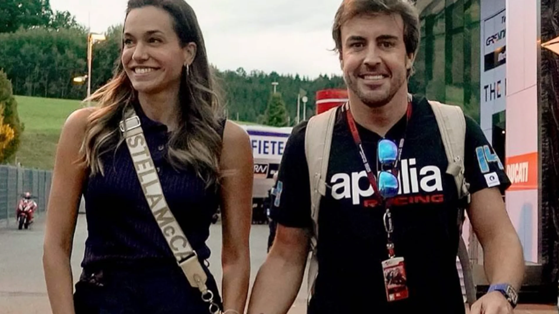 Andrea Schlager y Fernando Alonso