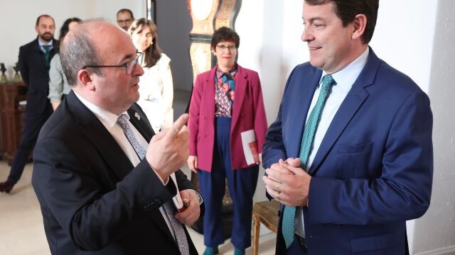 Fernández Mañueco durante su encuentro con el ministro Iceta