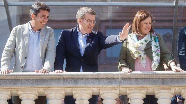 Feijóo junto a Carlos Mazón y María José Catalá en el balcón del Ayuntamiento