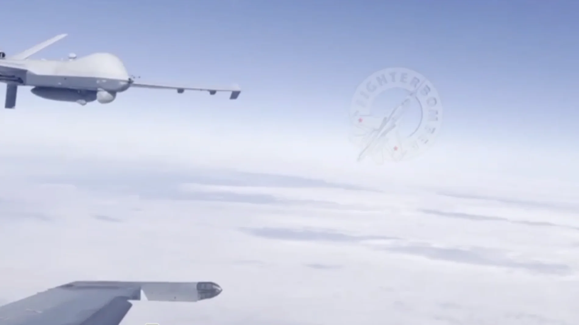 Un caza ruso Su-27 pasa al lado de un dron Reaper