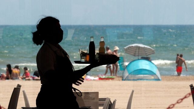 Una camarera en la playa 