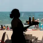Una camarera en la playa 