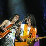 Duelo de guitarras entre Robe y «Uoho» en un concierto en Madrid, el 12 de septiembre de 2014