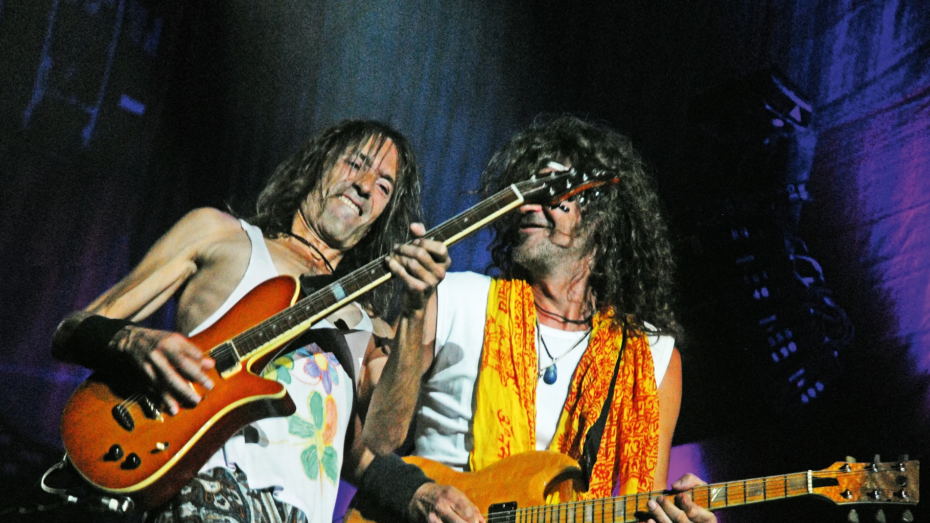 Duelo de guitarras entre Robe y «Uoho» en un concierto en Madrid, el 12 de septiembre de 2014