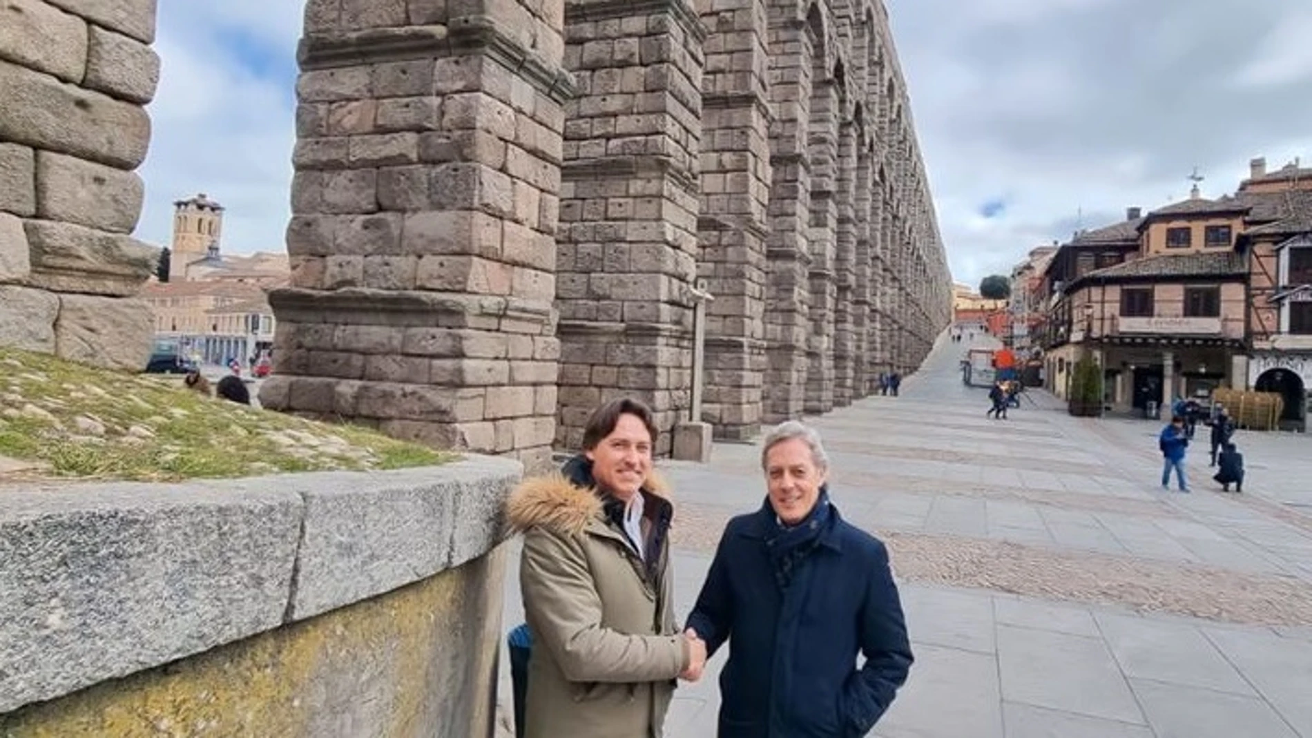 Ángel Carreras, presidente de la Federación Empresarial de Turismo Rural de Castilla y León, y Luis Encinas, director de Estrategia, Expansión y Comunicación de Eurona, firman el acuerdo a los pies del Acueducto de Segovia