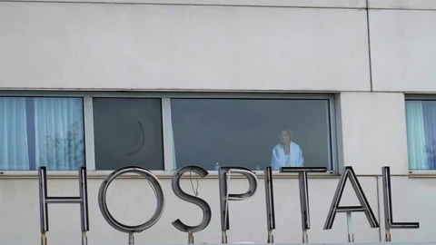 GRAFCAT3250. MATARÓ (BARCELONA), 19/10/2020.- Vista de la fachada del hospital de Mataro este lunes cuando las cifras de la COVID siguen en aumento en Cataluña (2.835 nuevos contagios en las últimas horas) a la espera que las restricciones den resultado, tras el primer fin de semana sin bares y restaurantes. EFE/Alejandro García