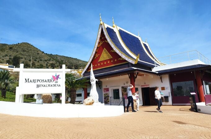 La entrada del mariposario tiene forma de templo tailandés
