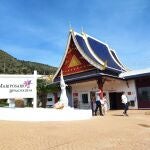 La entrada del mariposario tiene forma de templo tailandés