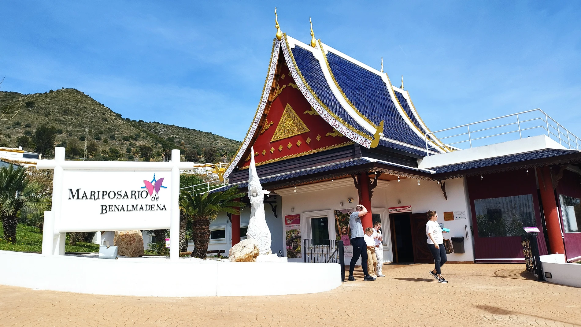 La entrada del mariposario tiene forma de templo tailandés