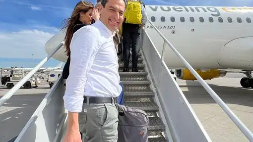 Moreno subiendo al avión de Vueling