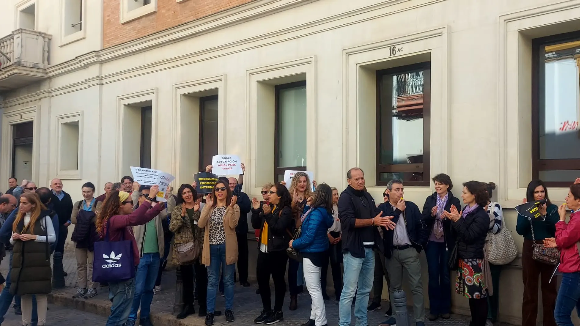 Los funcionarios se manifiestan ante la sede de la Dirección General de Recursos Humanos de la Junta de Andalucía