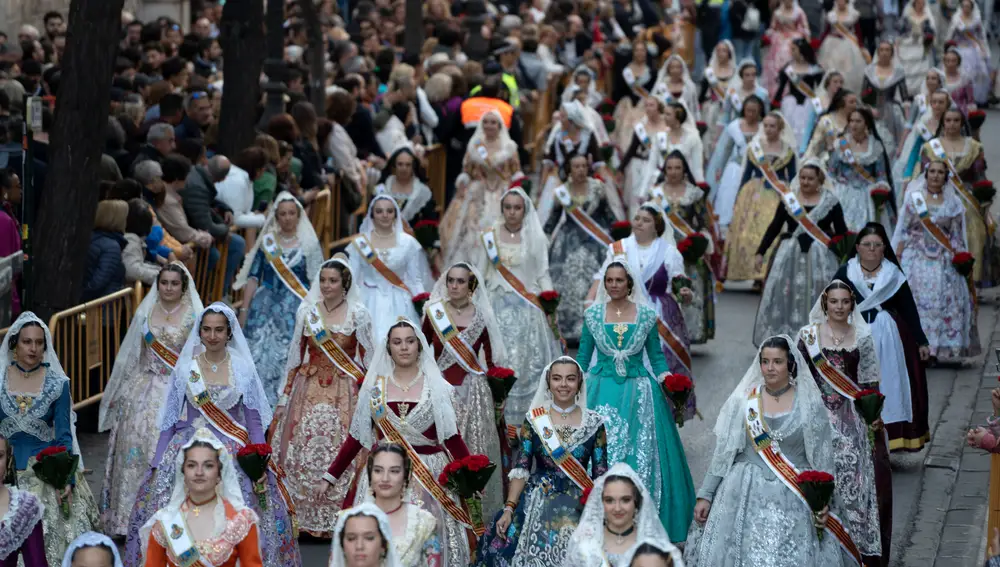 Más de 103.000 falleros desfilan en la Ofrenda floral de València