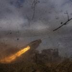 Soldados ucranianos lanzan un misil Grad contra posiciones rusas en Kreminna