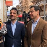 El candidato del PP a la alcaldía de Castelldefels (Barcelona), Manu Reyes, y el presidente de la Junta de Andalucía, Juanma Moreno, en una visita al municipio catalán.