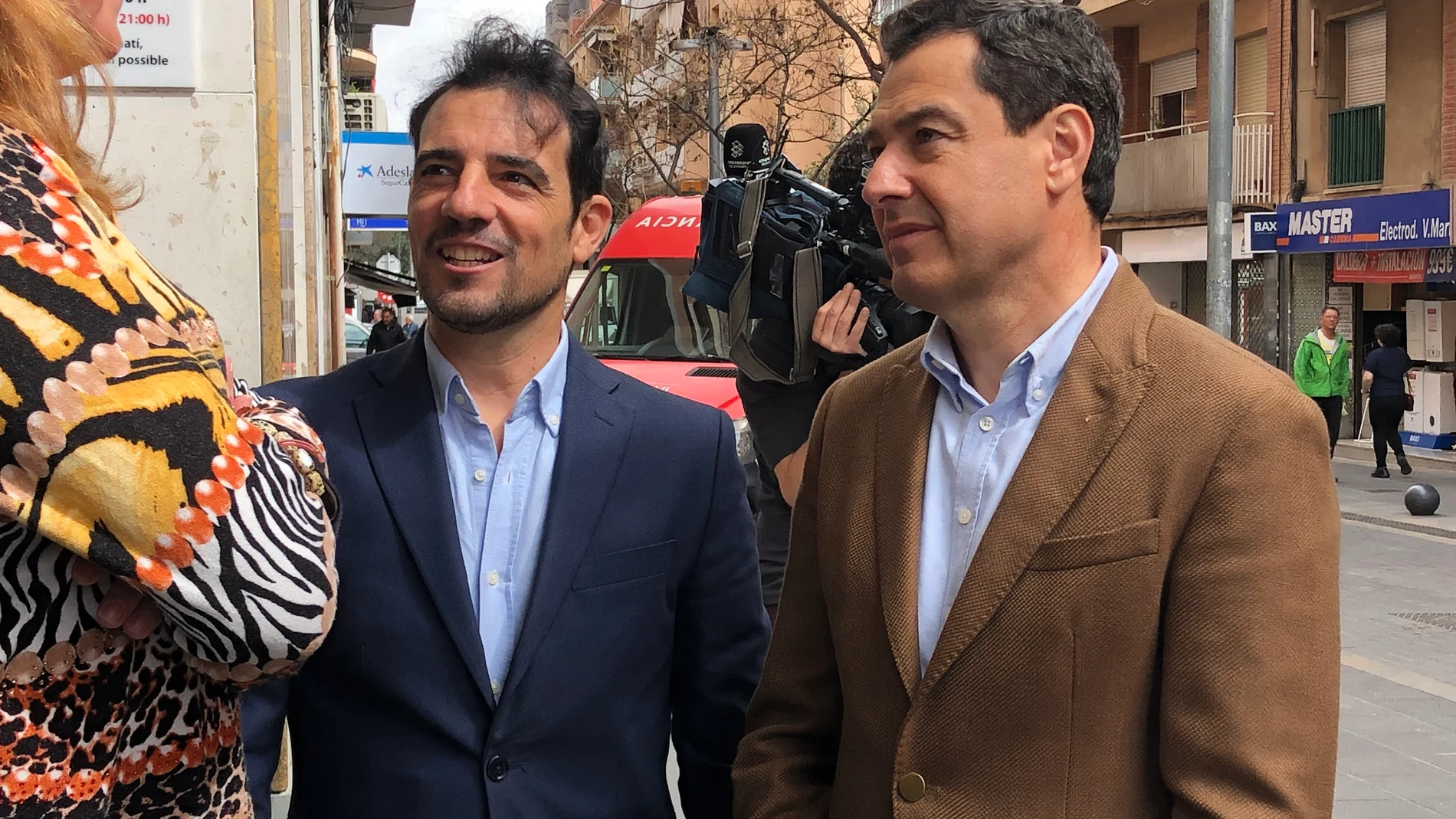 El candidato del PP a la alcaldía de Castelldefels (Barcelona), Manu Reyes, y el presidente de la Junta de Andalucía, Juanma Moreno, en una visita al municipio catalán. EUROPA PRESS 17/03/2023