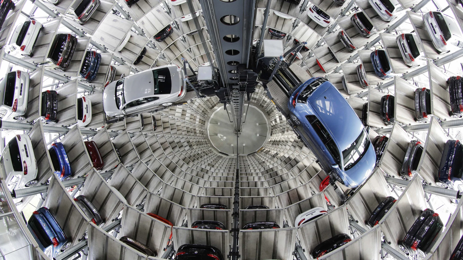 Coches de Volkswagen en una torre de aparcamientos
