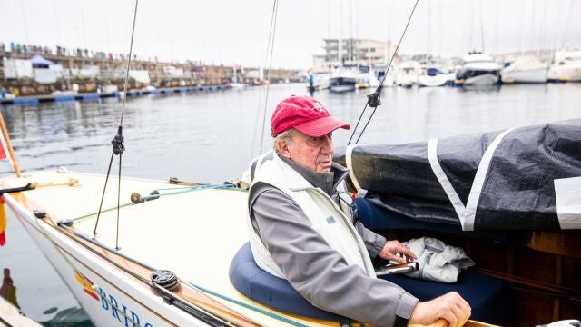 El Rey emérito Juan Carlos (i) a bordo del Bribón en la clausura de la 3ª Regata del IV Circuito Copa de España 2022 de la clase 6 Metros a 22 de mayo de 2022, en Sanxenxo, Pontevedra