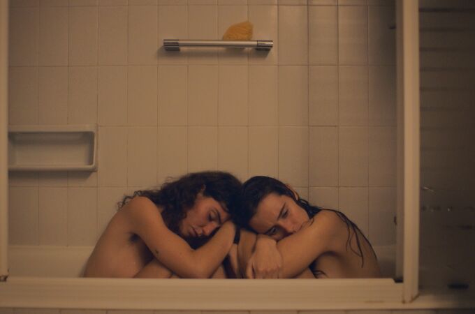 Joana (izda.) y Mireia Vilapuig en "Selftape", la nueva serie original de Filmin