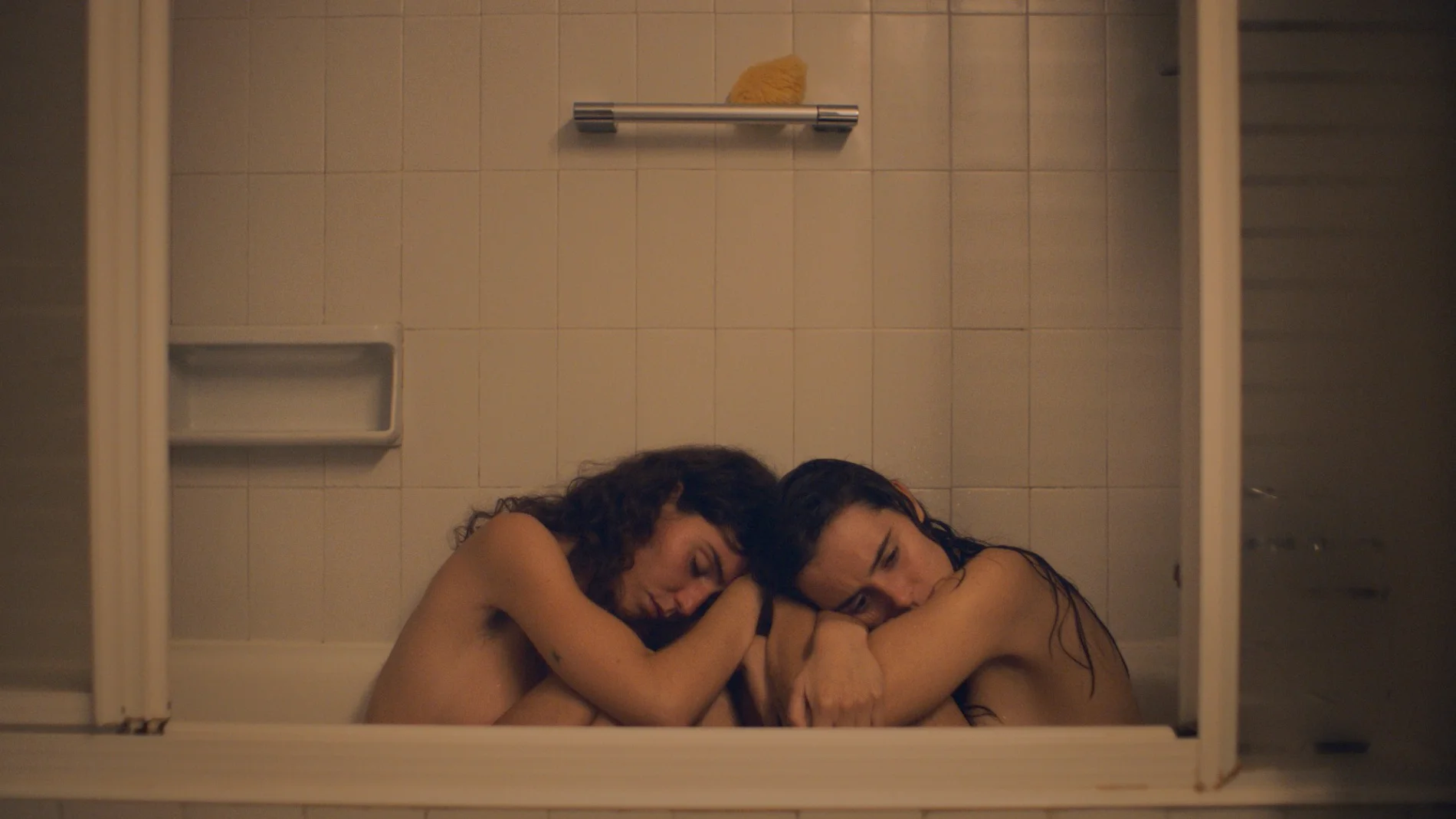 Joana (izda.) y Mireia Vilapuig en "Selftape", la nueva serie original de Filmin