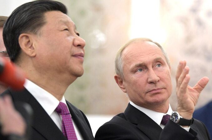  Russian President Vladimir Putin (R) meets with Chinese President Xi Jinping in Moscow