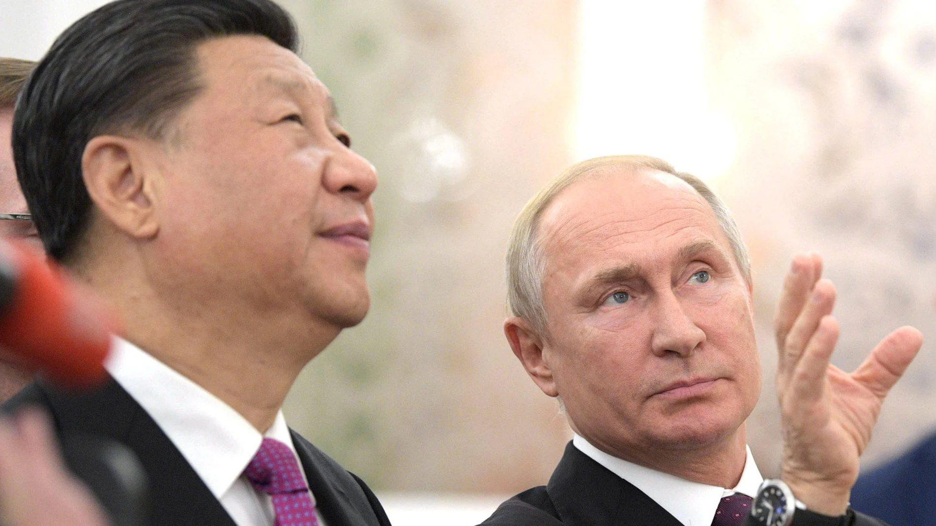  Russian President Vladimir Putin (R) meets with Chinese President Xi Jinping in Moscow