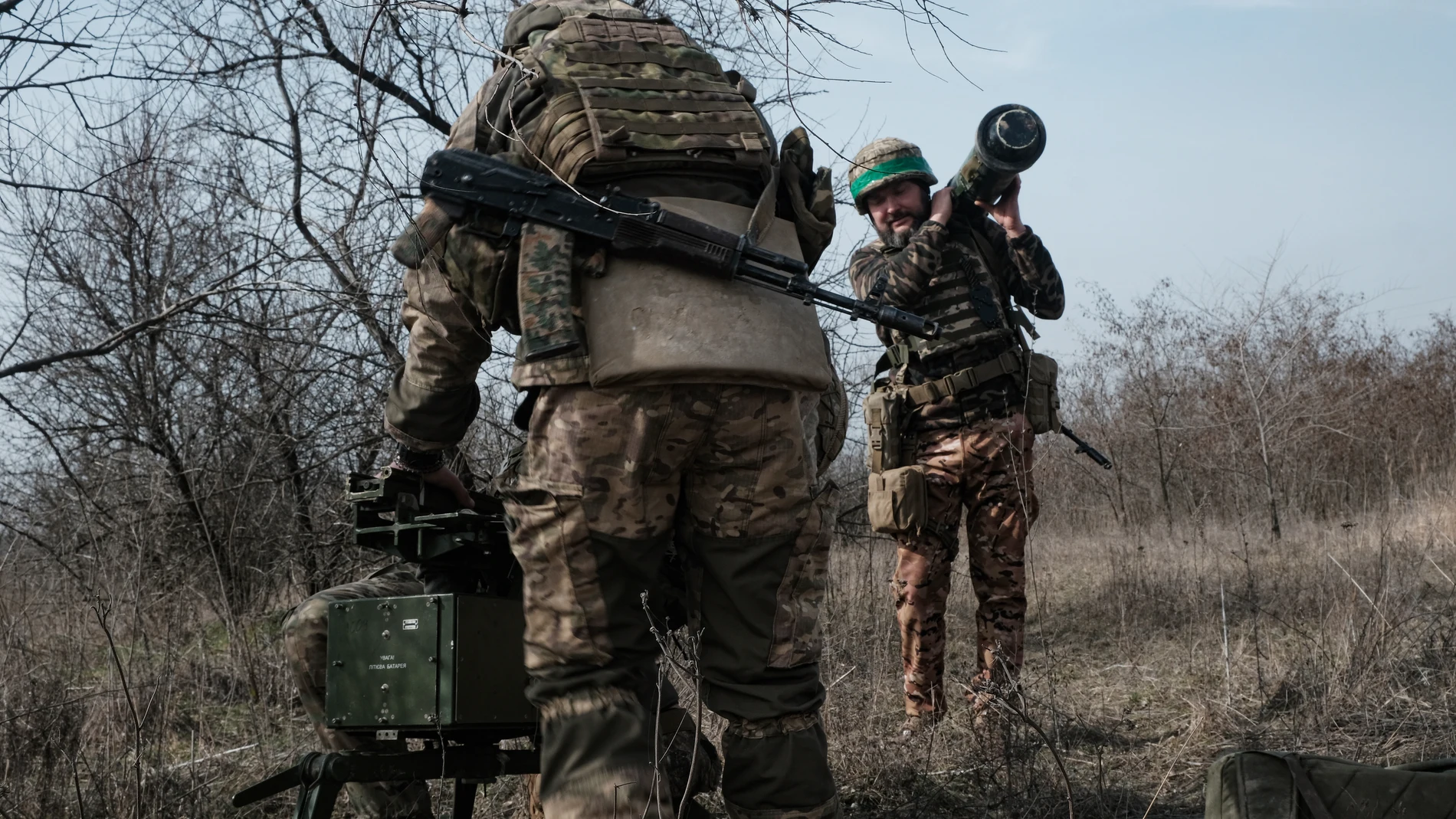 Undisclosed (Ukraine), 17/03/2023.- Members of Ukraine's Armed Forces 80th Separate Air Assault Brigade set up a position with an anti-tank guided missile (ATGM) system 'Stugna', at an undisclosed location near the frontline city of Bakhmut, eastern Ukraine, 17 March 2023, amid Russia's invasion. The frontline city of Bakhmut, a key target for Russian forces, has seen heavy fighting for months. Russian troops on 24 February 2022, entered Ukrainian territory, starting a conflict that has provoked destruction and a humanitarian crisis. (Rusia, Ucrania) EFE/EPA/MARIA SENOVILLA
